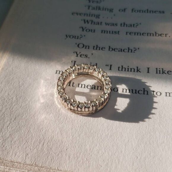 Avon Faux Diamond Ring - Picture 1 of 1